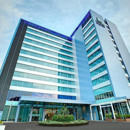 Holiday Inn Express Jakarta International Expo By Ihg Exterior photo
