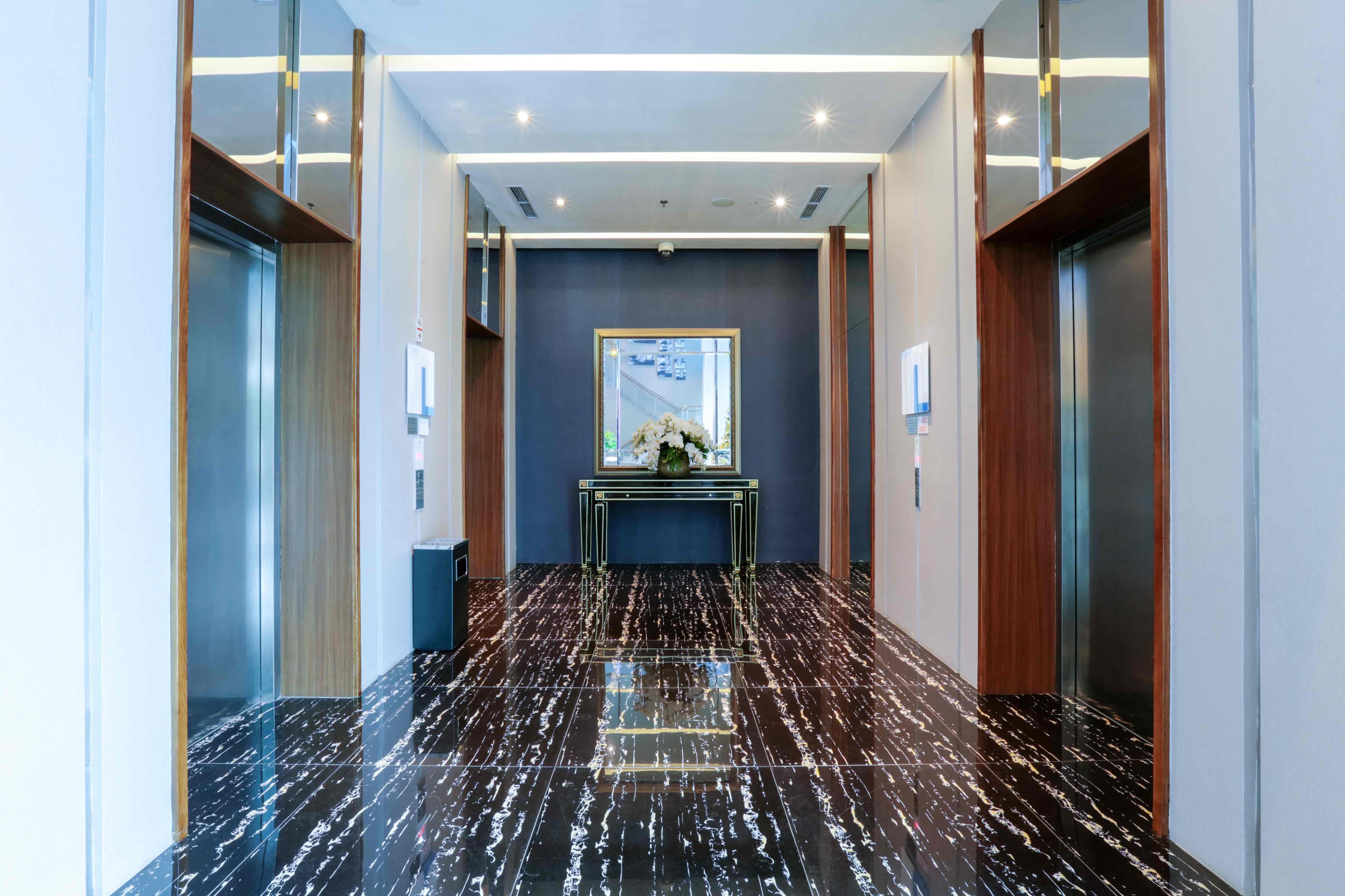 Holiday Inn Express Jakarta International Expo By Ihg Exterior photo