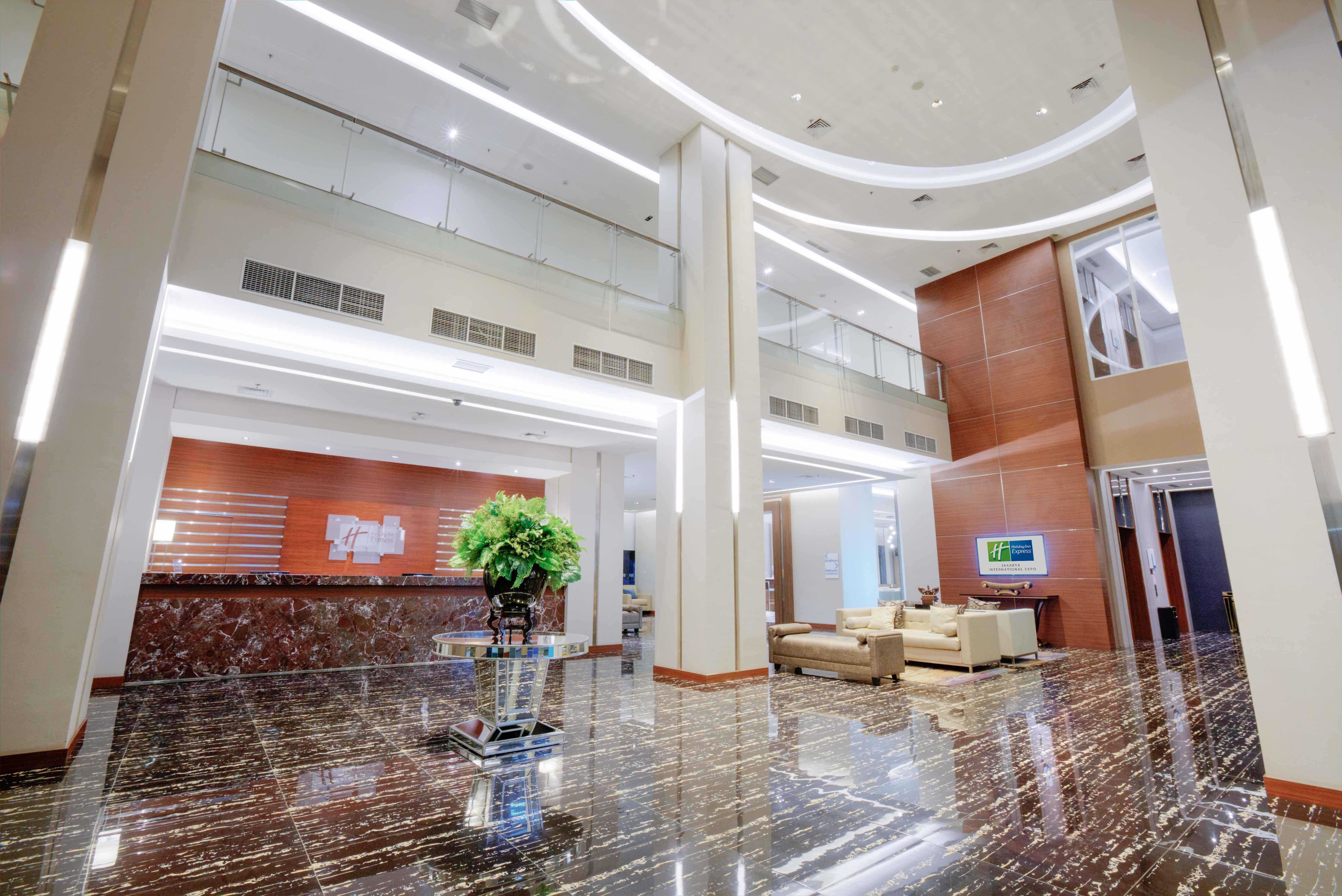 Holiday Inn Express Jakarta International Expo By Ihg Exterior photo