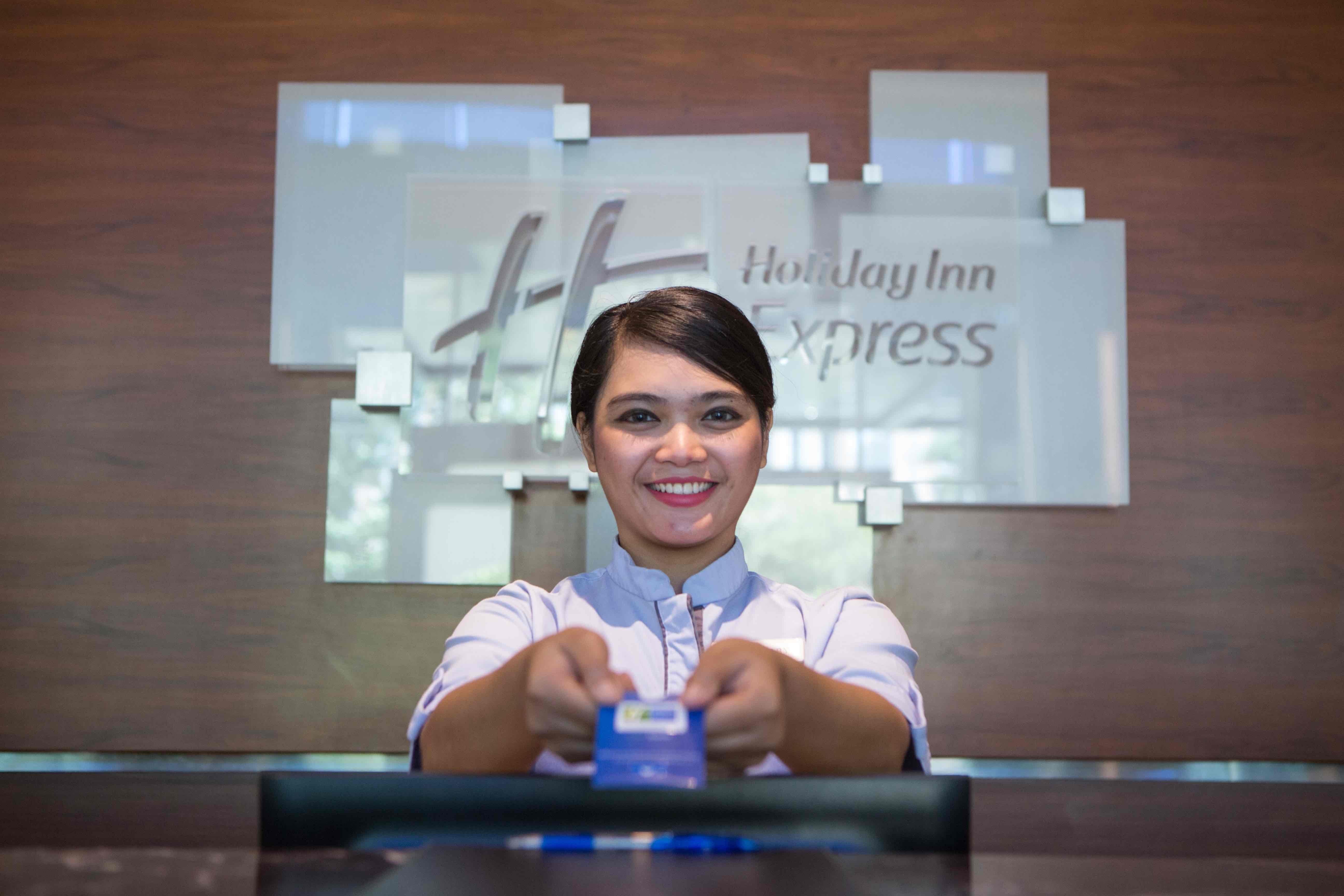Holiday Inn Express Jakarta International Expo By Ihg Exterior photo