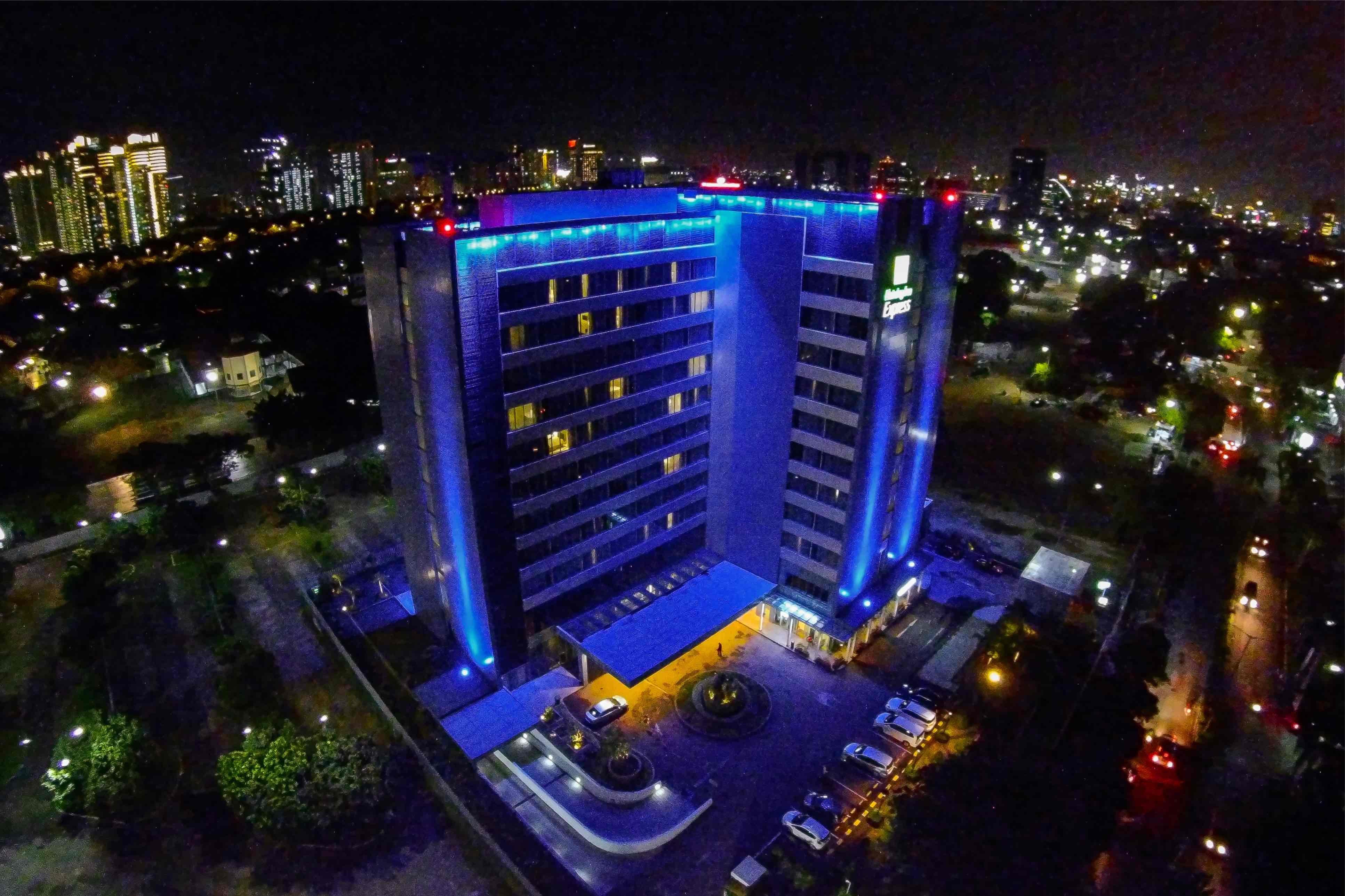 Holiday Inn Express Jakarta International Expo By Ihg Exterior photo