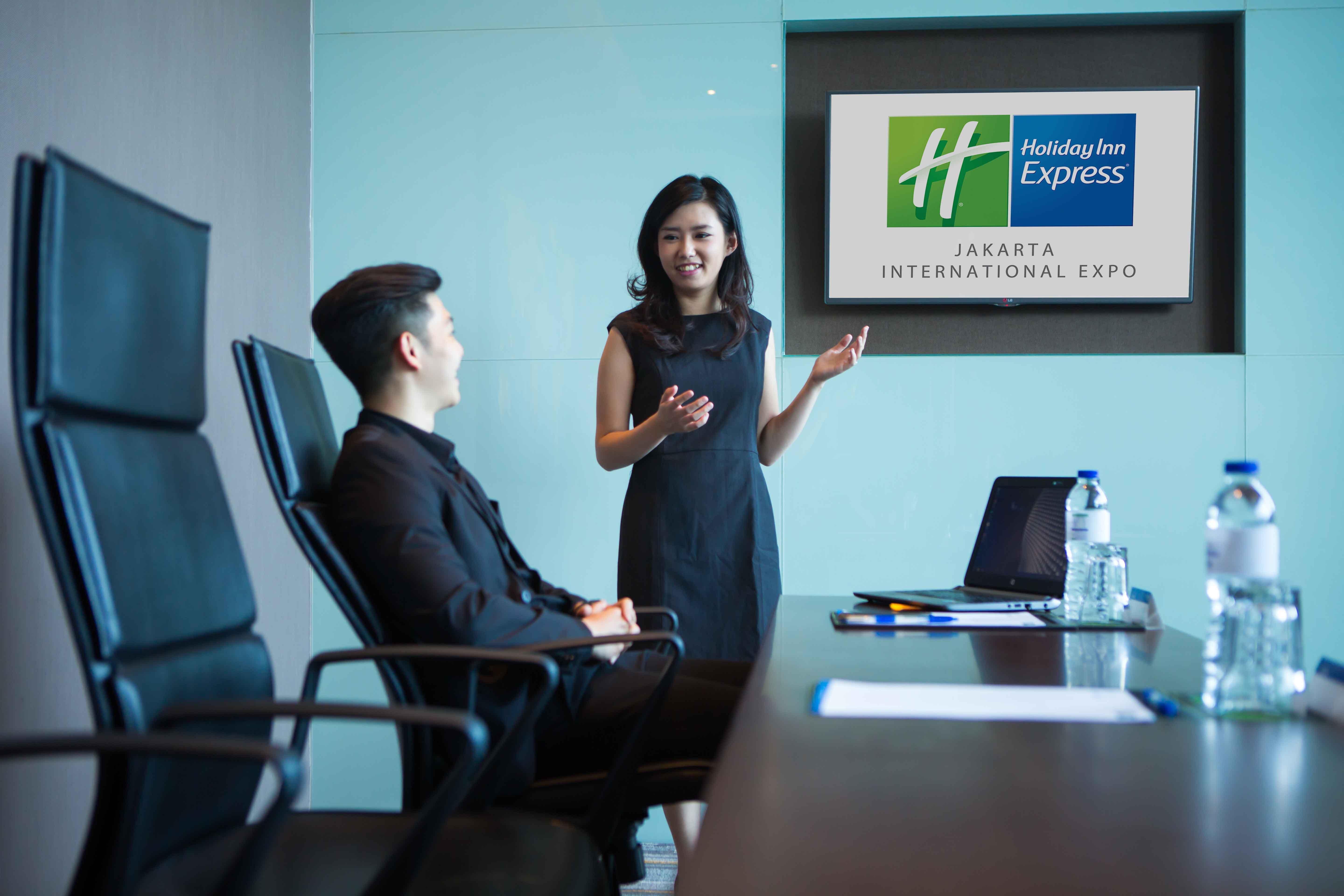 Holiday Inn Express Jakarta International Expo By Ihg Exterior photo
