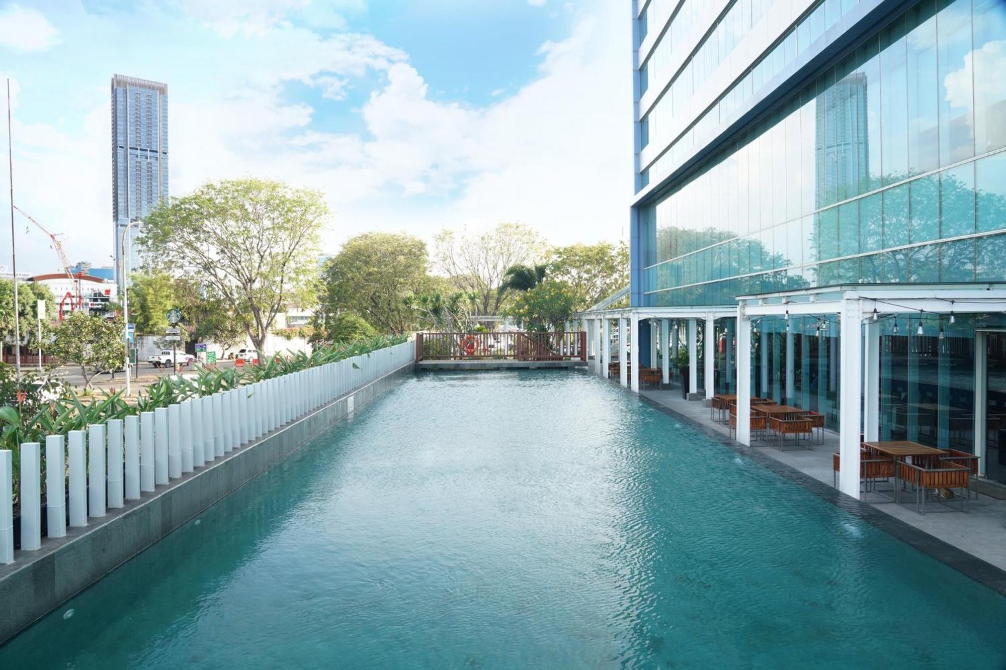Holiday Inn Express Jakarta International Expo By Ihg Exterior photo