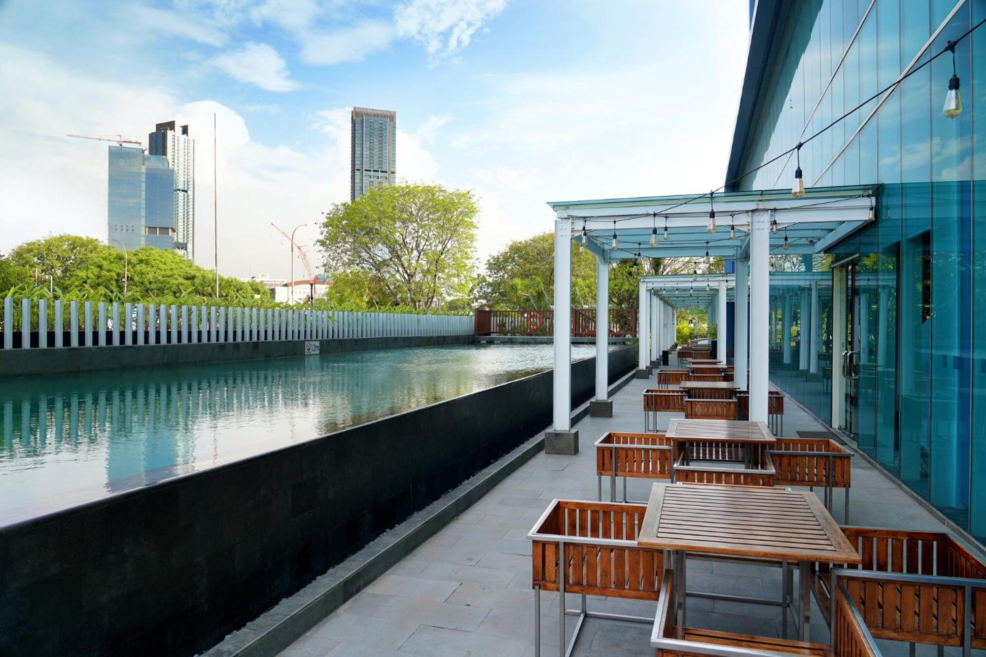 Holiday Inn Express Jakarta International Expo By Ihg Exterior photo