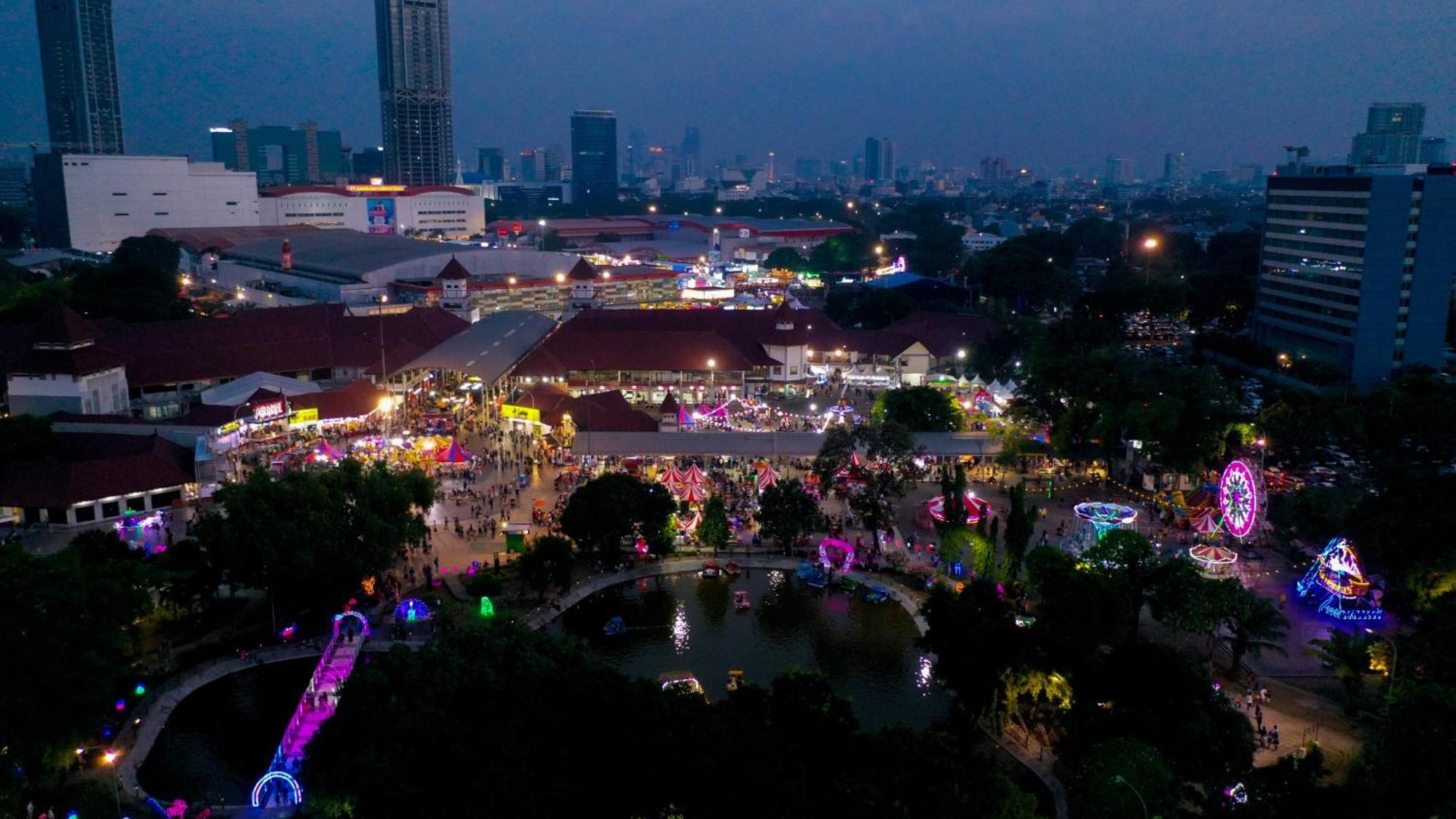 Holiday Inn Express Jakarta International Expo By Ihg Exterior photo