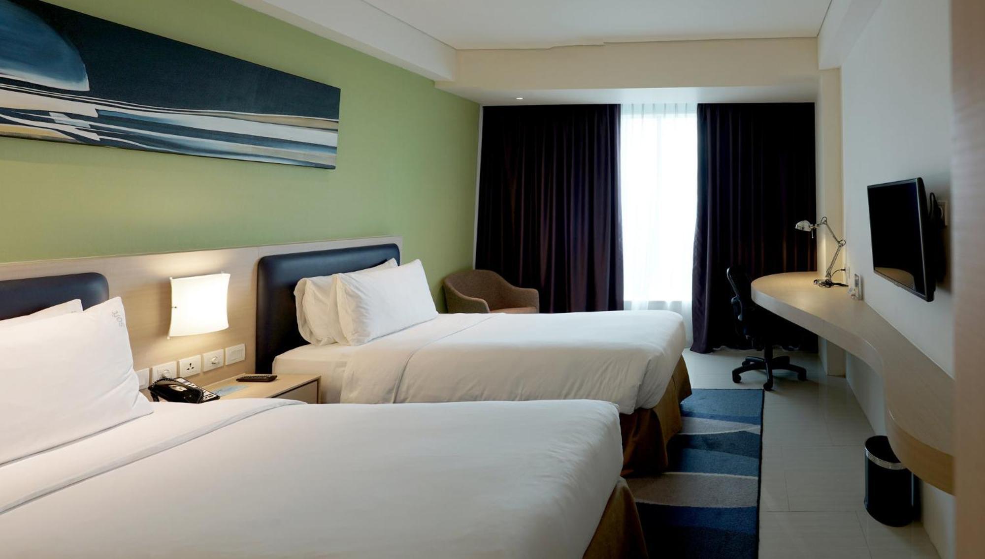 Holiday Inn Express Jakarta International Expo By Ihg Exterior photo